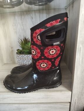 Bogs Neoprene Floral Black & Red Rain Boots Youth 5 (Euro 38) Good Condition